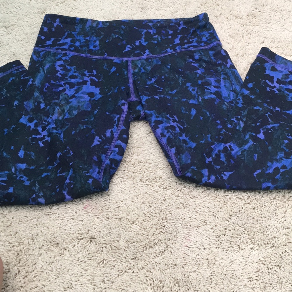 A pair of athletic lulu lemon pants.